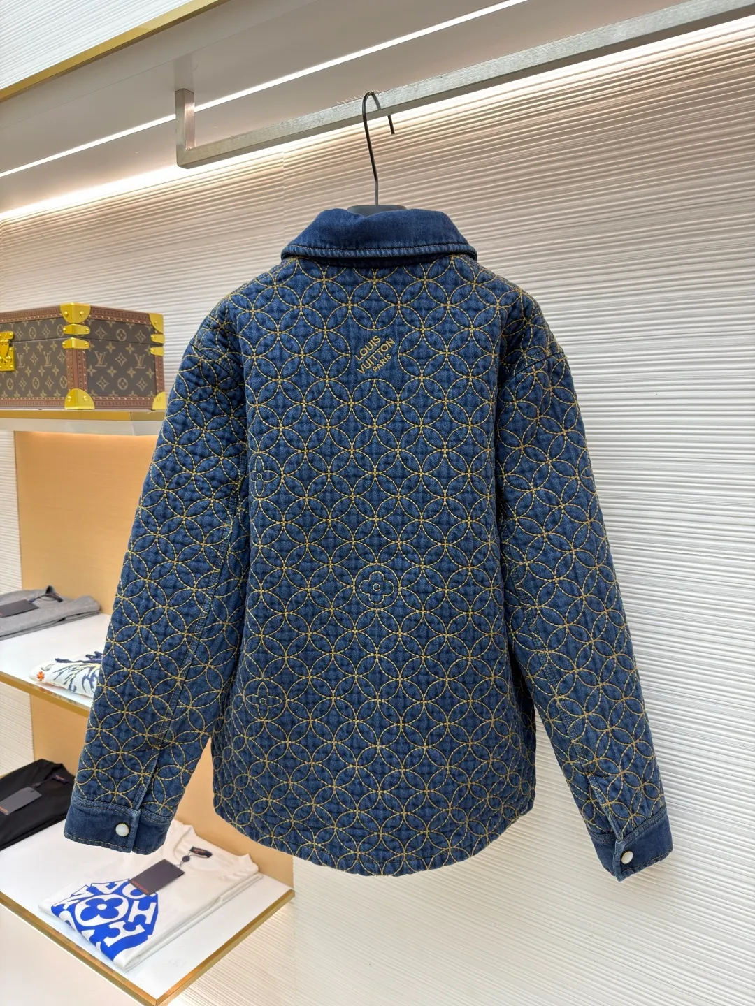 LOUIS VUITTON coin embroidered lapel denim cotton jacket ●Original version: purchased and developed by 22589 ●Item number: 1682368-D45 ●Fabric: cotton fabric ●Technology: embroidery production ●Color: blue ●Version: fitted version ●Weight: about 1725 grams ●Size: 44-46-48-50 ●Description: Based on denim fabric, this product breaks through the rough frame of traditional work jackets and achieves functional upgrades through built-in quilting and full-width quilting processes. The outer layer is made of high-quality denim, which is washed to give it a retro texture and soft touch; it is filled with polyester fiber filler, which is light, fluffy and has good warmth retention. It retains the texture of denim while maintaining softness, and is combined with the quilted cotton layer to balance warmth and stiffness. The core technology lies in full-width quilting: precise stitching is used to fix the filling and fabric to form a concave and convex three-dimensional pattern. The quilting stitching not only fixes the filling to avoid shifting, but also cleverly outlines the Dandy Monogram pattern, and gives the jacket a unique texture level. The logo is transformed into a three-dimensional texture to achieve the unity of functionality and decoration. The overall wiring is straight and delicate, the fabric is comfortable and soft, and the color is consistent without color difference. It can be matched with the same style to create a fashionable look and control various occasions. Customized accessories, complete with three standards, same style for men and women!